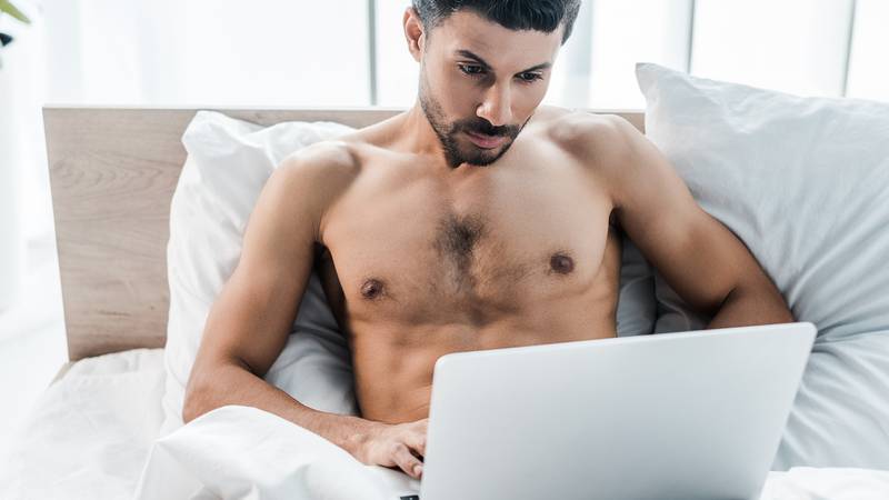 Evo zašto ljudi u sretnim vezama gledaju pornografiju