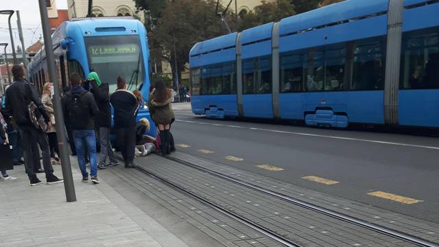 Nesreća u Zagrebu: Djevojka se spotaknula i pala pod tramvaj