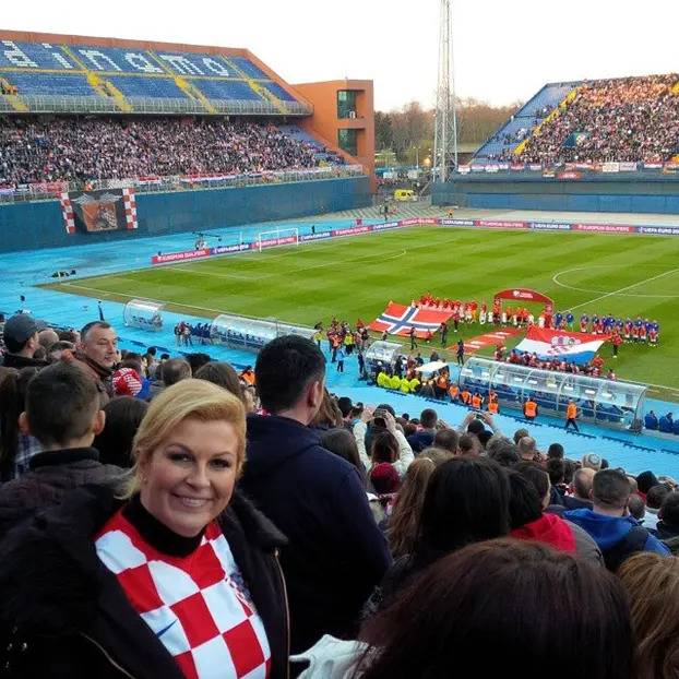 FOTO Kad Kolinda navija: Pila je pivo, klečala pred TV-om, ušla u svlačionicu i pokisnula kao miš