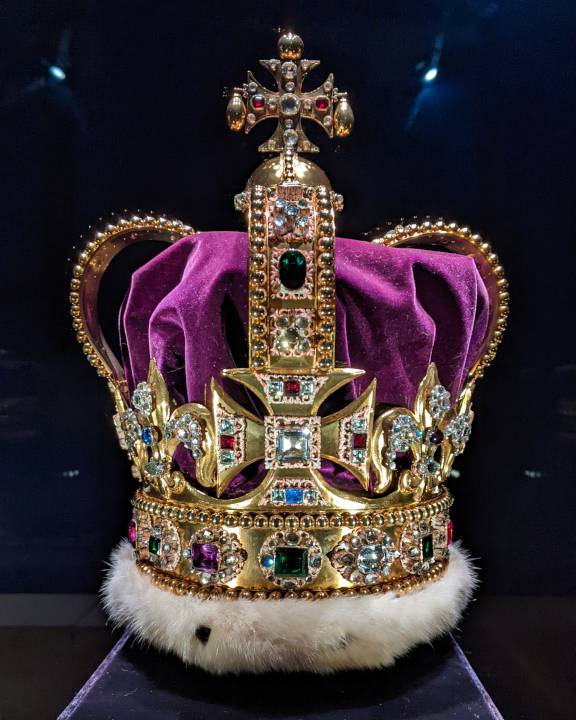 Kruna svetog Edwarda kojom će okruniti Charlesa je od čistog zlata i teži preko dva kilograma