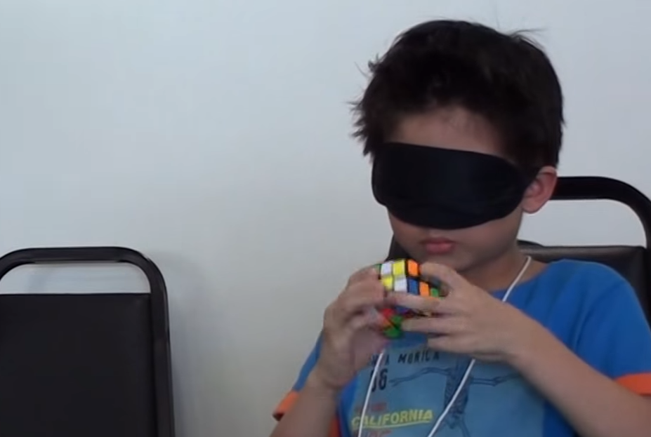 Čudo od djeteta: Rubikovu je kocku složio - jednom rukom