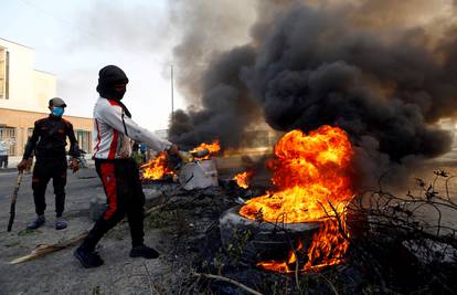 Prosvjednici u Iraku palili su gume oko policijske postaje