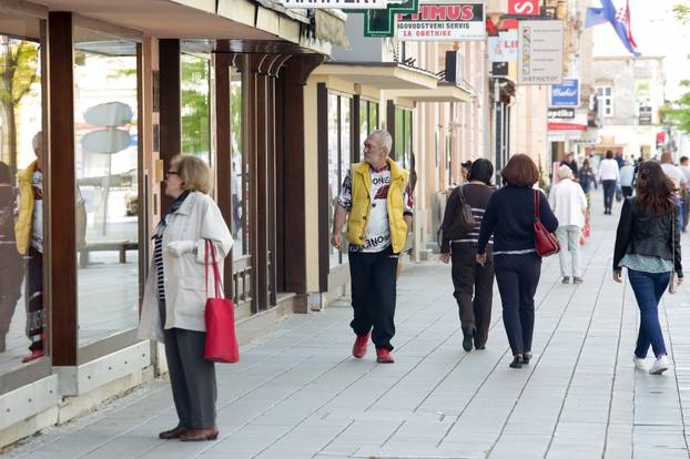 I u Osijeku otvorene neke trgovine i u promet pušten javni prijevoz