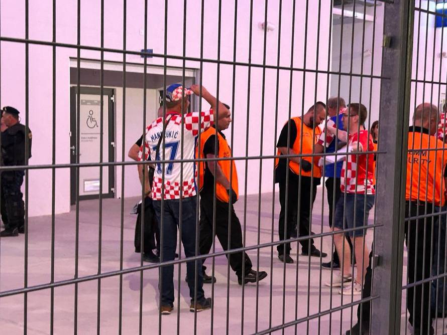 Indira zagrijala navijače prije utakmice! Rigorozne kontrole i pretresi na ulazu na stadion
