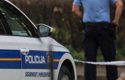 Detalji teške nesreće u Ozlju: Vozač izgubio kontrolu, udario u stup i hidrant. Umro putnik (18)