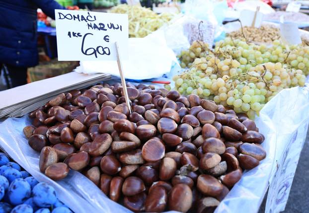 Zagreb: Na Dolac stigli prvi ovogodišnji kesteni, cijene su od 5 do 7 eura