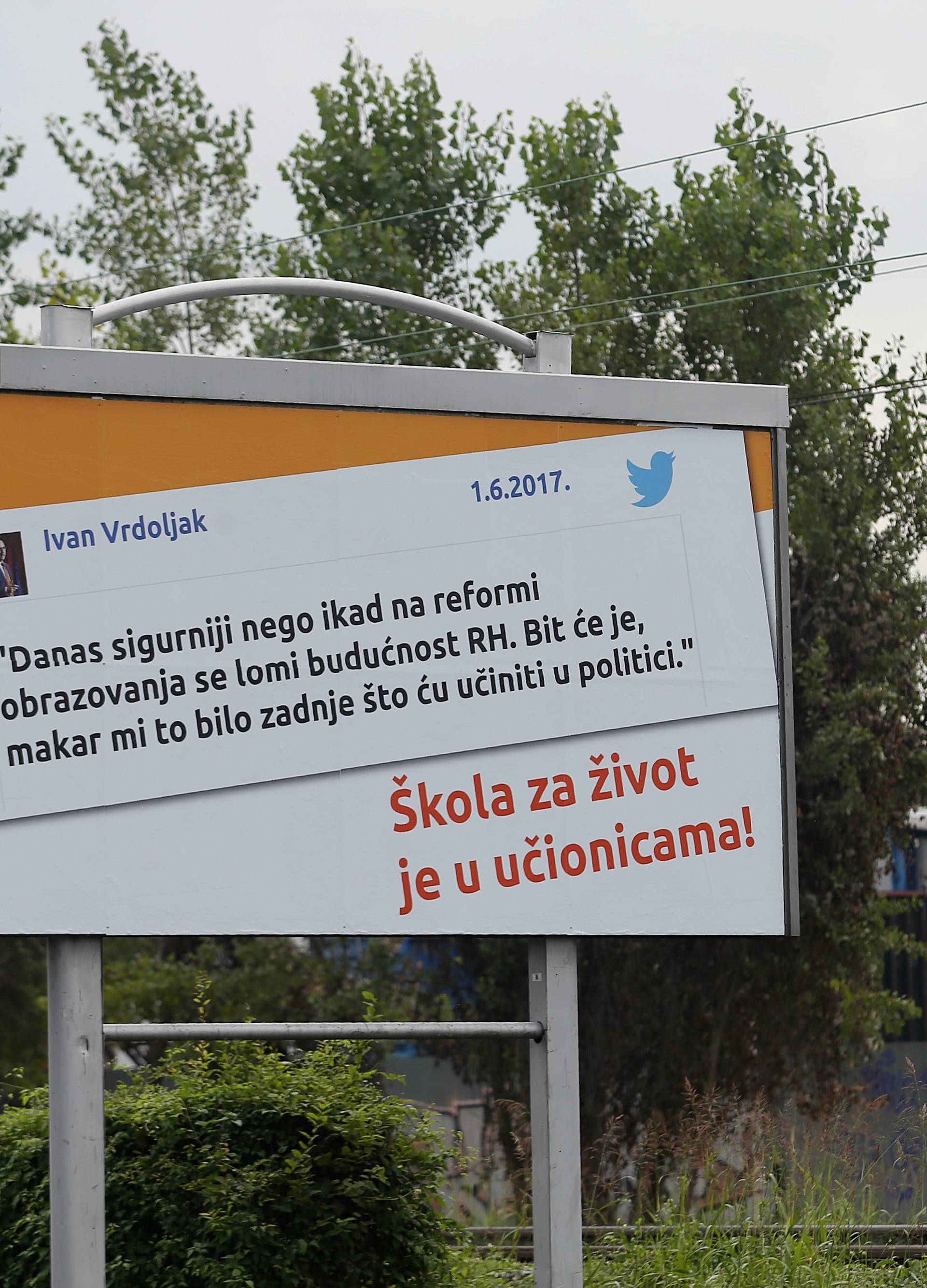 Vrdoljak je izradio plakate s tvitom da on spašava škole...