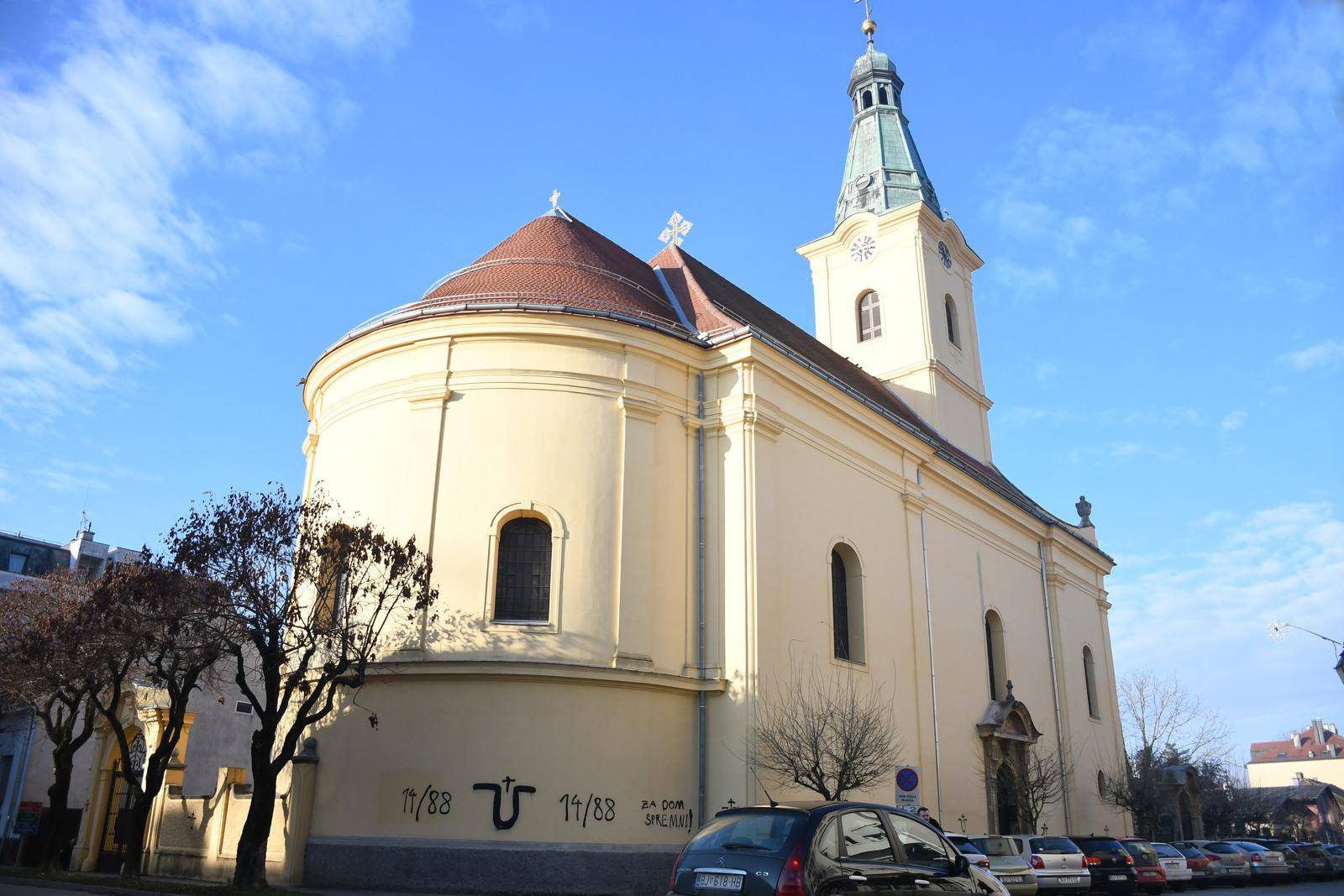 Bjelovar: Na tek obnovljenoj pravoslavnoj crkvi osvanuli sramotni ustaški i neonacistički simboli 