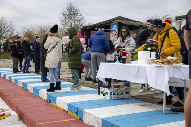Osijek: Tradicionalno kupanje i picigin u rijeci Dravi