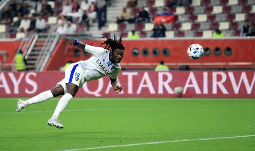 Nije mu bilo prvi put: Bafetimbi Gomis opet kolabirao na terenu!