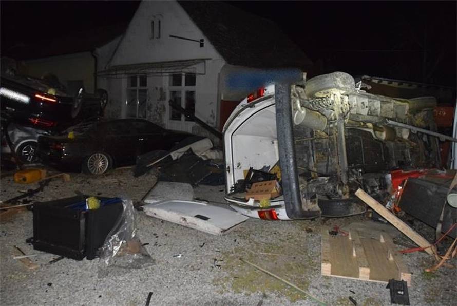 Krš i lom kod Oriovca: Pijan je izletio s ceste, osam automobila i kuća oštećeni su u nesreći