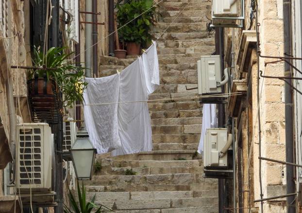 Dubrovnik ljeti, tisuće posjetitelja, ali i bogata ponuda za svakoga