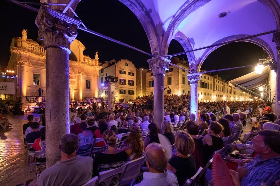 Ispred crkve sv. Vlaha zatvorene su DubrovaÄke ljetne igre