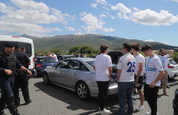 Navijači Rijeke na izlazu Dugopolje uz policijsku pratnju nastavljaju prema Poljudu