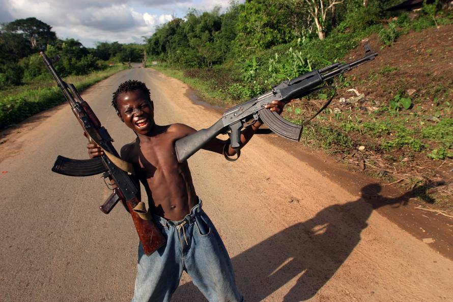 Evo zbog čega dječaci u Africi dobivaju puške u ruke i ubijaju