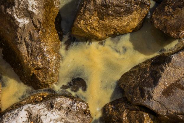 Na Hvaru došlo do onečišćenja mora nakon što je iz obližnje Inine pumpe iscurila velika količina nafte