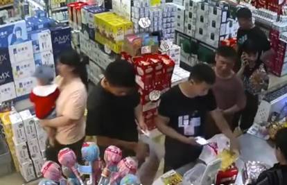 Serija potresa magnitude 5 i 6 na jugu Kine, objavili snimku ljudi koji bježe iz supermarketa
