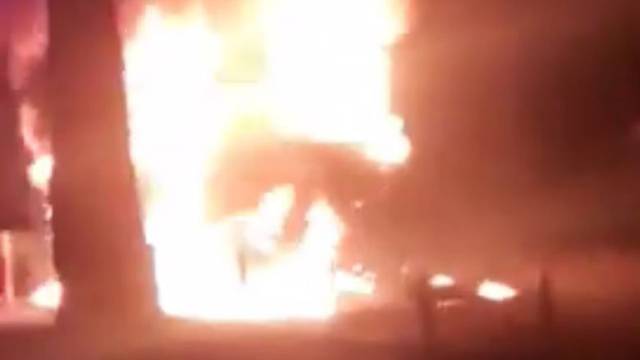 U Podgorici auto eksplodirao u vožnji, vozač završio u bolnici