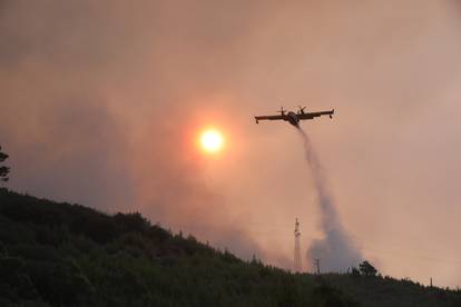 FOTO Teška noć u Tučepima: Umorni vatrogasci leže na cesti, vatra zahvatila kuće, ranč...