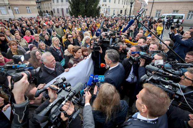 Zagreb: Premijer Andrej Plenković ispred prosvjednika na Trgu svetog Marka