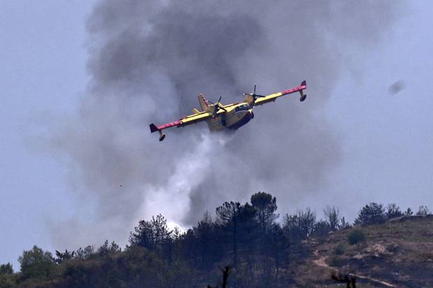 FOTO Kanaderi cijeli dan u akciji: Pogledajte kako gase požare diljem Dalmacije