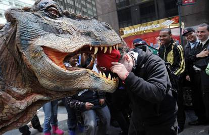 New York: Dinosauri plašili prolaznike po ulicama