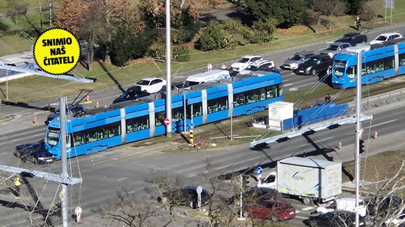 VIDEO Tramvajski kolaps u Zagrebu: 'Sudario se s autom, zastoj je već 45 minuta...'