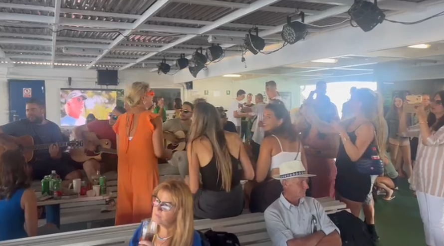 VIDEO Na trajektu za Velu Luku opet se pjevalo u čast Oliveru: Stigla i Danijela Martinović