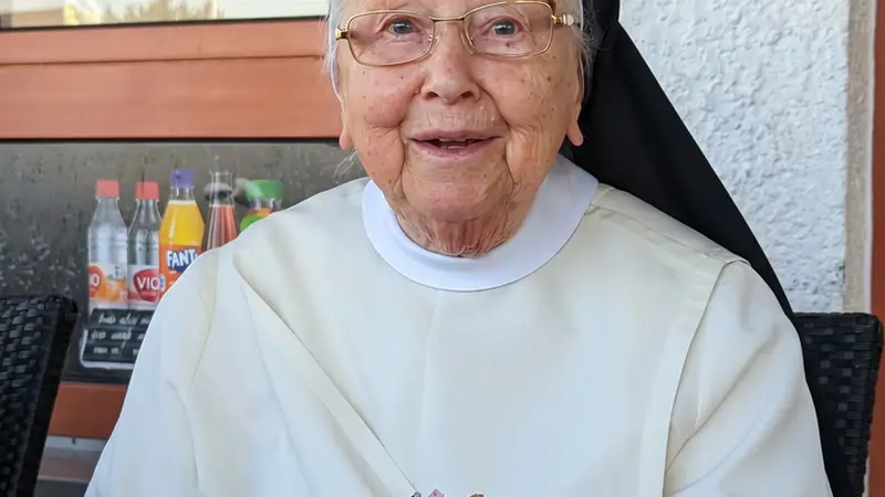 Ova časna sestra (92) postala je hit -  prvi put je jela kebab