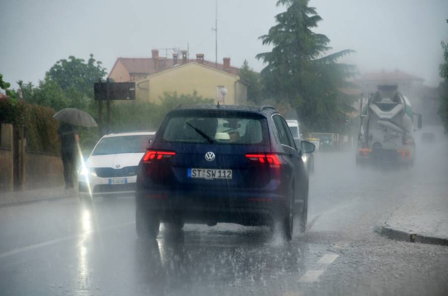 Zagrepčane iznenadio pljusak, tuča i grmljavina poharali Pulu