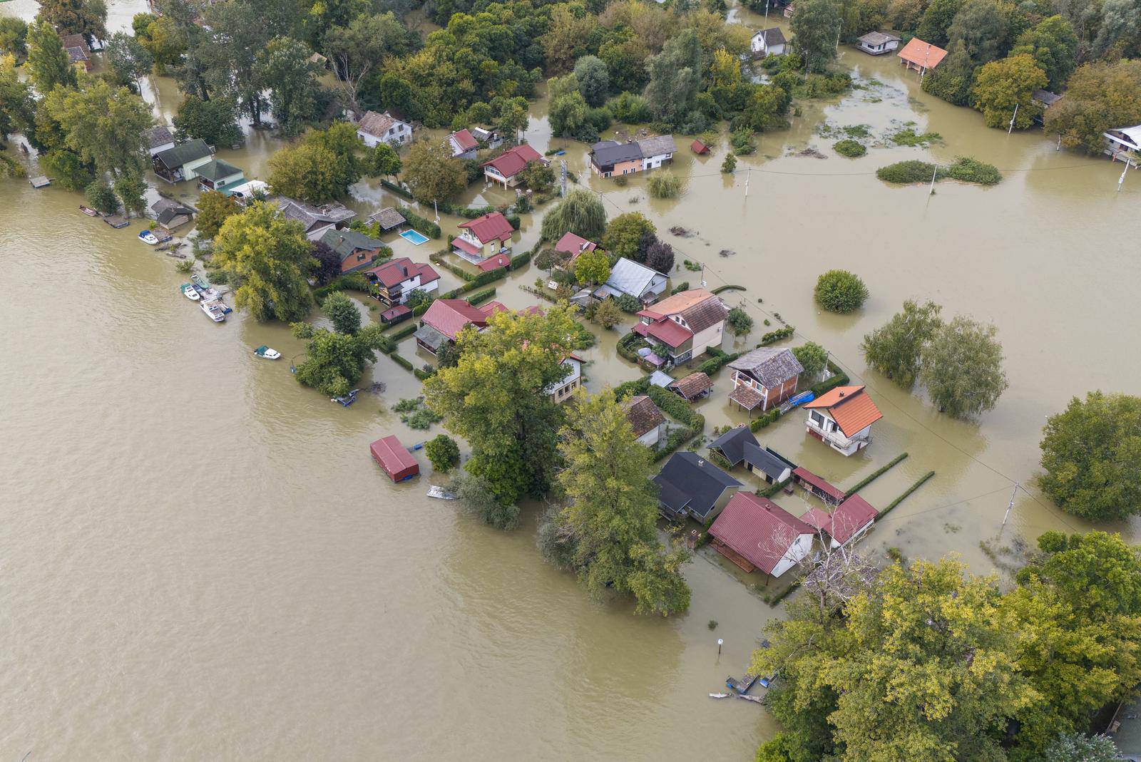 Pogled iz zraka na vikendaško naselje Zeleni otok koje je potpuno poplavljeno