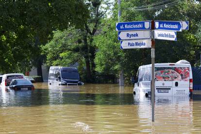 FOTO Povijesni gradić u Poljskoj pod vodom: Spasioci evakuiraju građane i ljubimce u čamcima