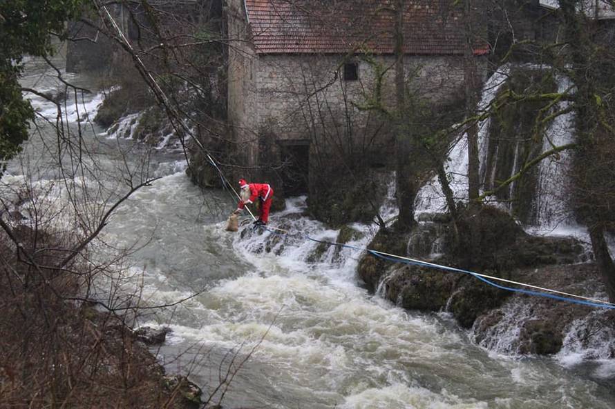 Djedica je u Rastokama šetao po užetu iznad podivljale rijeke
