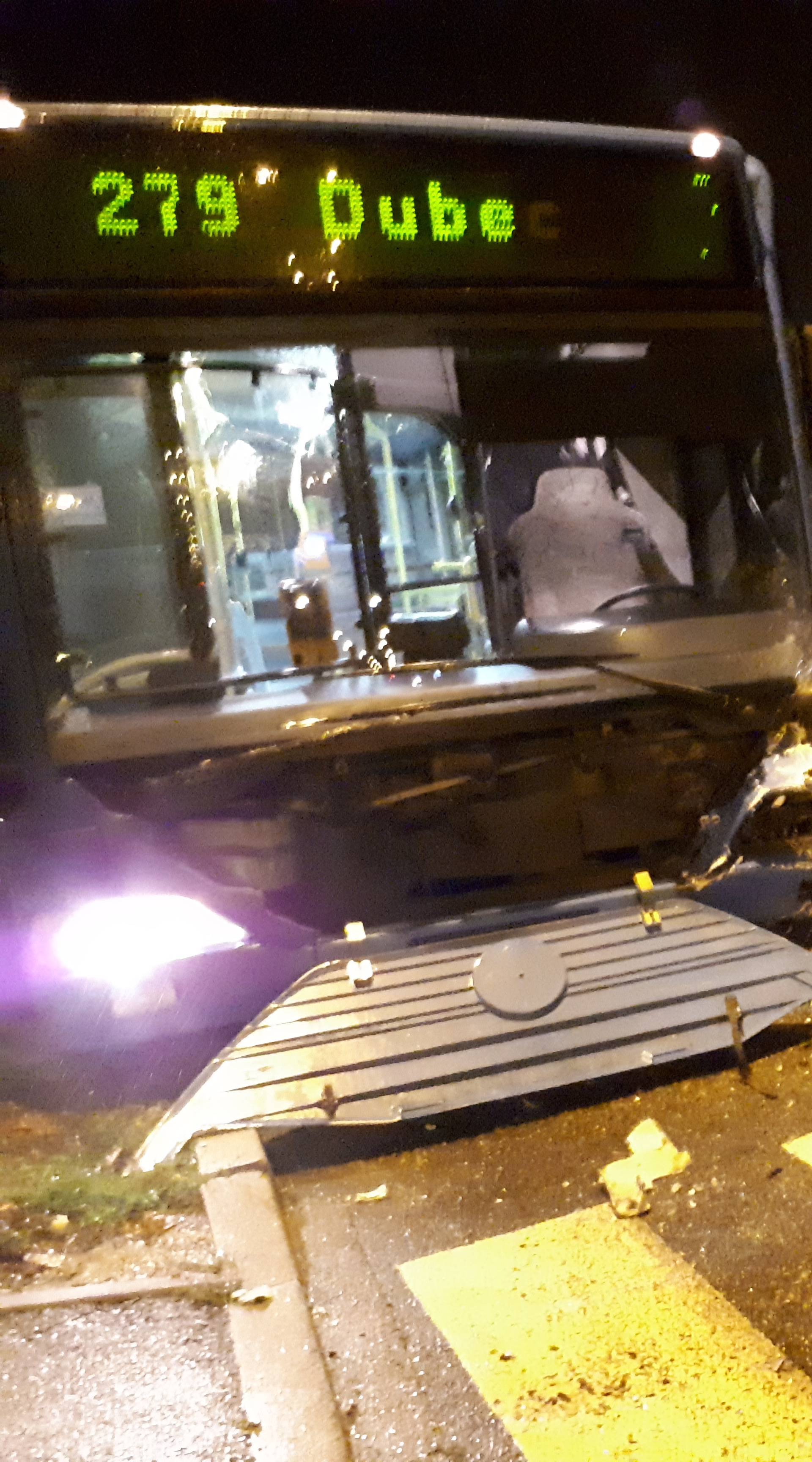 Auto je smrskan: Pijani vozač sudario se s autobusom ZET-a