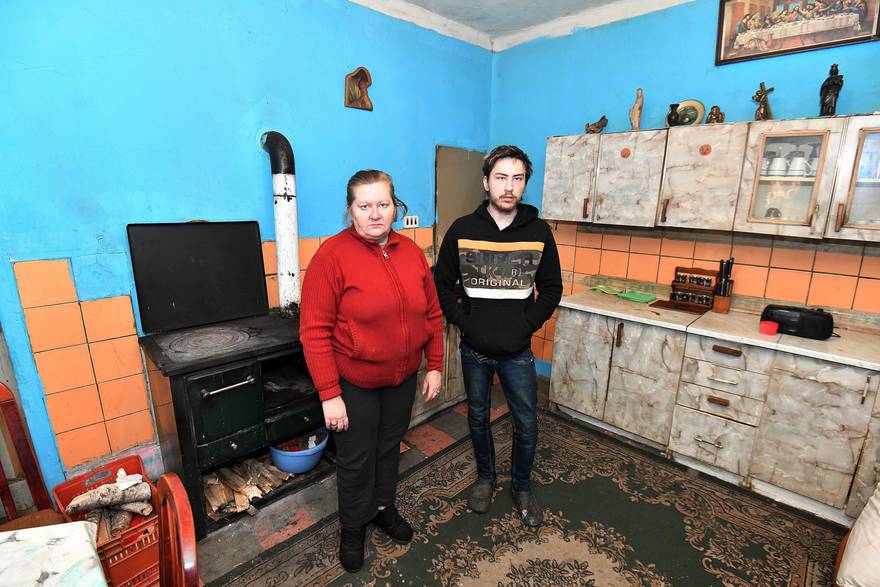 Jasminka i Damjan Marijanović: Razbijene prozore pokrivaju dekama, a nemaju niti za hranu