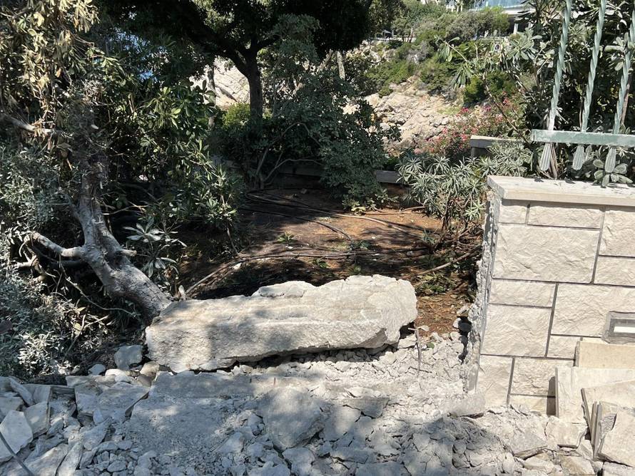 VIDEO Dubrovčani srušili zid koji je ogradio plažu, evo kako sada izgleda. Reagirali i iz hotela