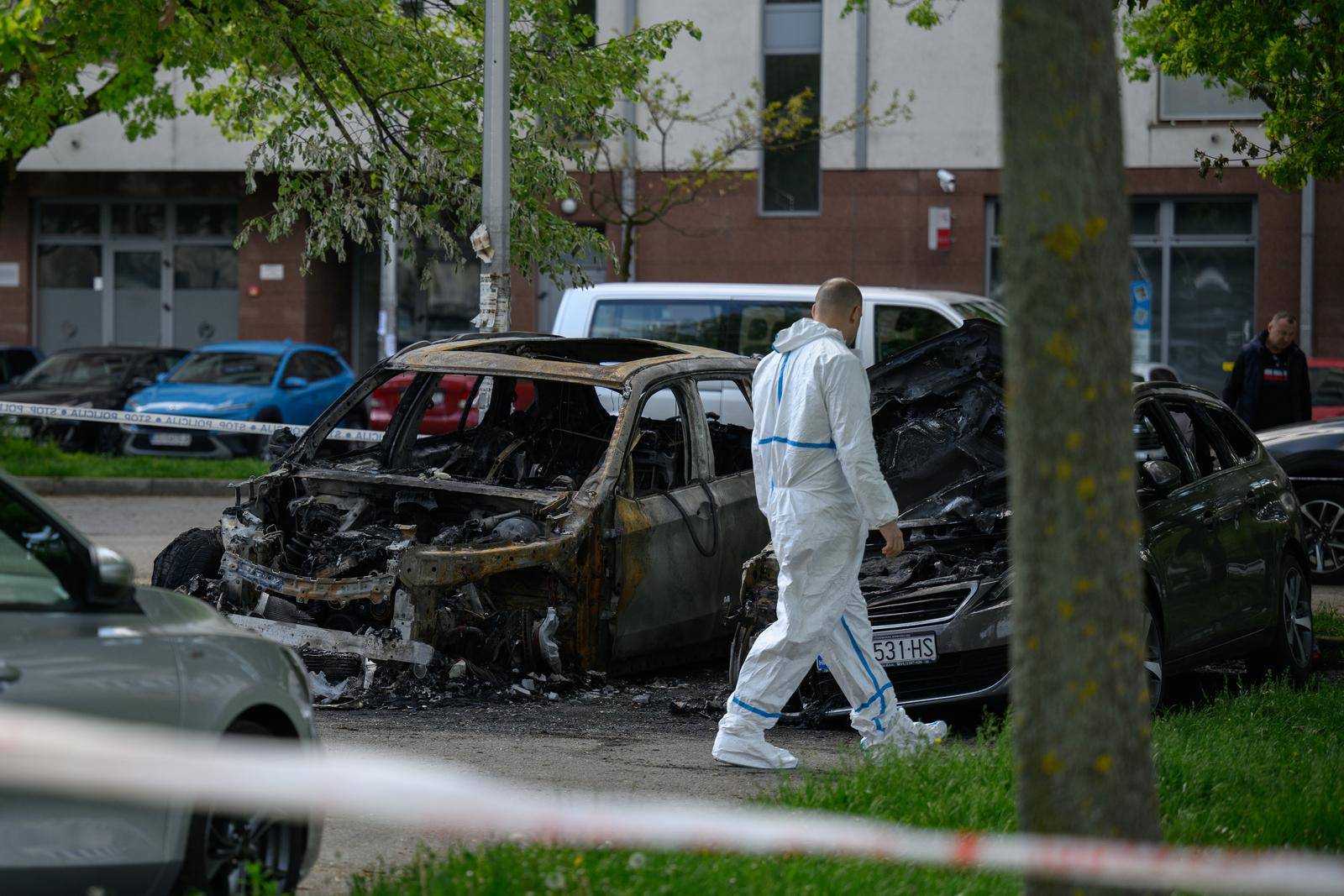 Zagreb: U naselju Ravnice noćas izgorjela dva automobila 