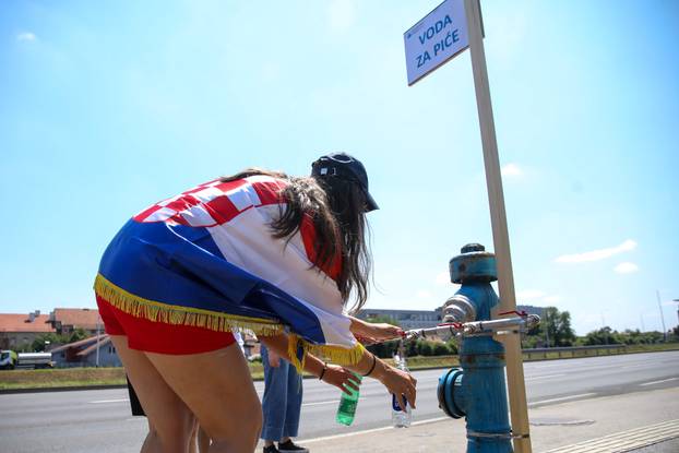 Zagreb: Obožavatelji toče vodu iz hidranta na putu prema Bundeku