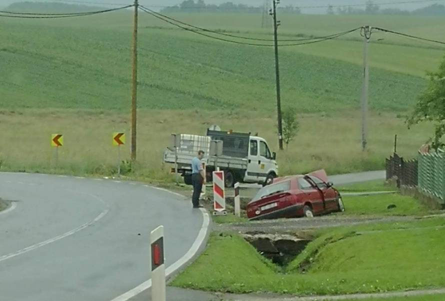 Nalet kamiona smrskao auto, muškarac (59) teško ozlijeđen