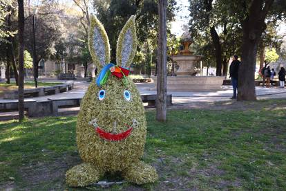 Split: U parku Đardin postavljeni su ukrasi za Uskrs