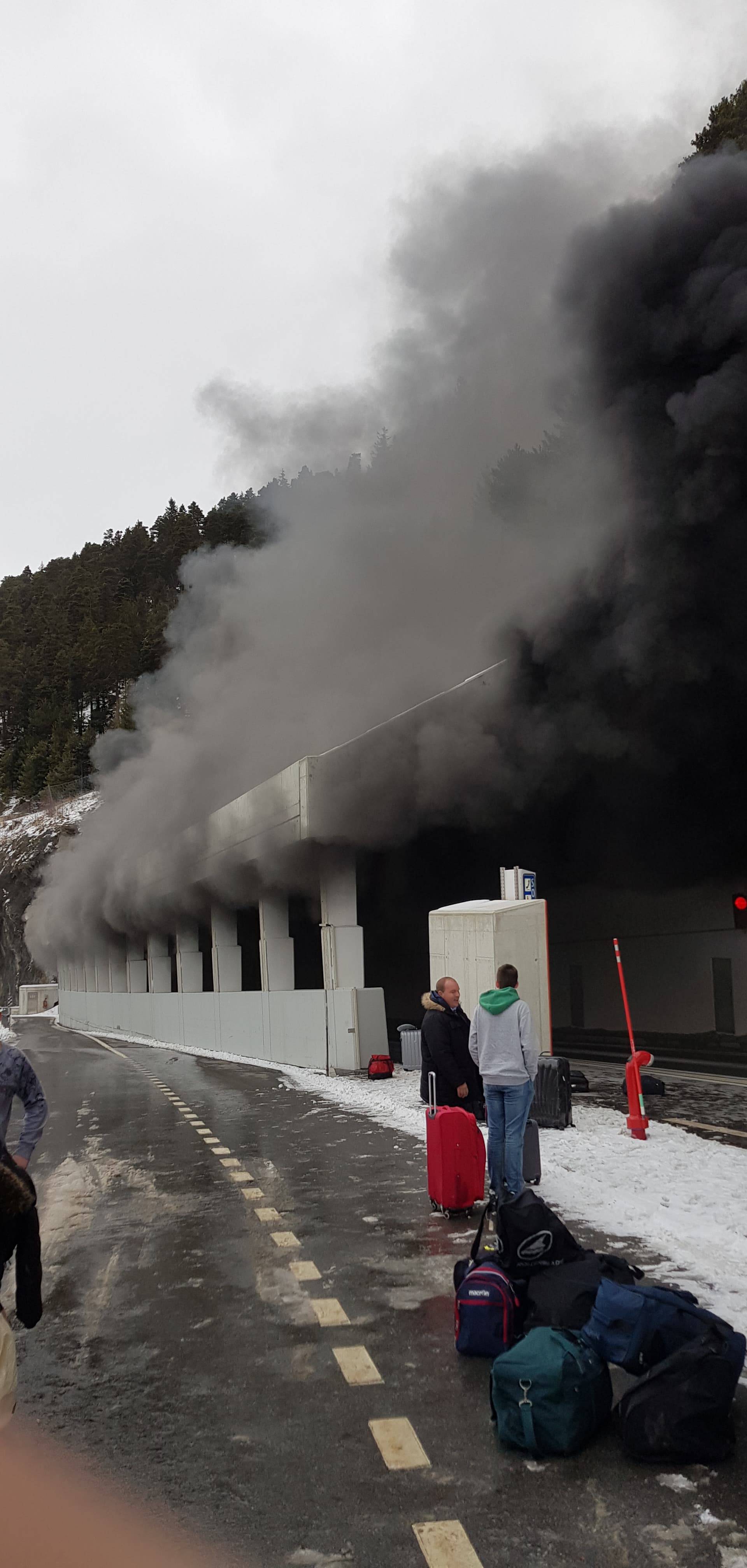 Planuo bus pun Hrvata: 'Guma se zapalila ispod naših sjedala'