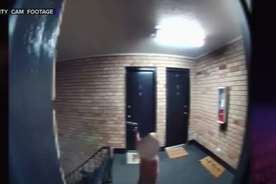 Nestvaran video iz Amerike. Dječačić u pelenama s pištoljem mahao u hodniku zgrade