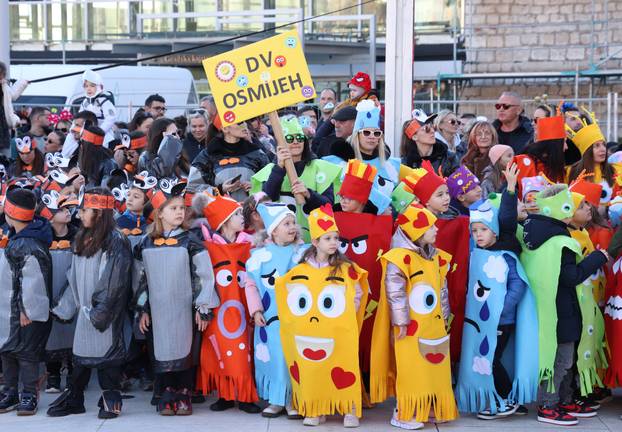 Šibenik: Maškarana povorka Šibenskog krnjevala 2026. prošetala je gradom sa 300 Dalmatinera
