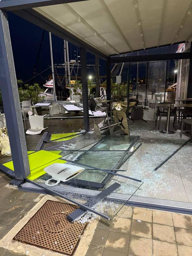 FOTO UŽASA Oluja razorila dio benzinske u Umagu, padao led! Ulice su bile skroz poplavljene