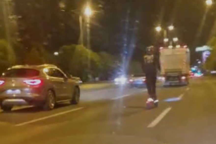 Slalom električnog romobila po Zagrebačkoj aveniji