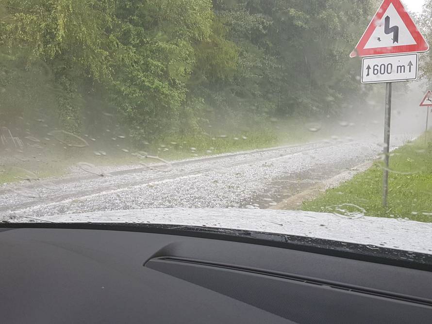 Vjetar čupao stabla,  letjeli su krovovi, a tuča je sve poharala