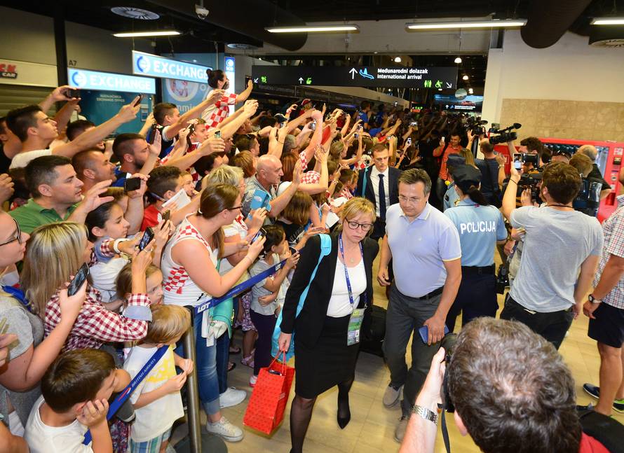 Tisuće ljudi dočekale 'vatrene'! Navijači skandirali Anti Čačiću