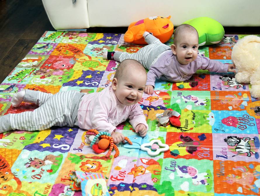 Sijamske blizanke iz Virovitice već govore i  stalno zovu tatu!