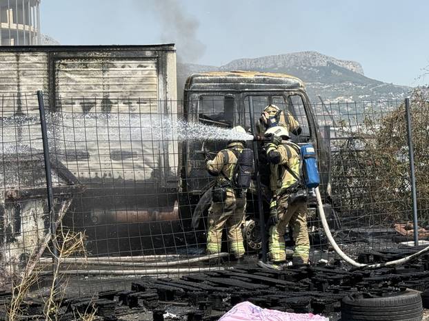 Split: Izbio požar na Stinicama, gorjelo smeće i vozilo