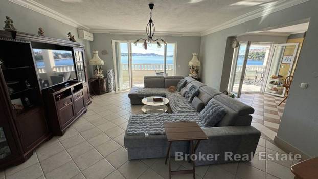 FOTO Iz kuće u more! Ova vila prvi red do mora ima konobu i vinoteku, a evo koliko košta